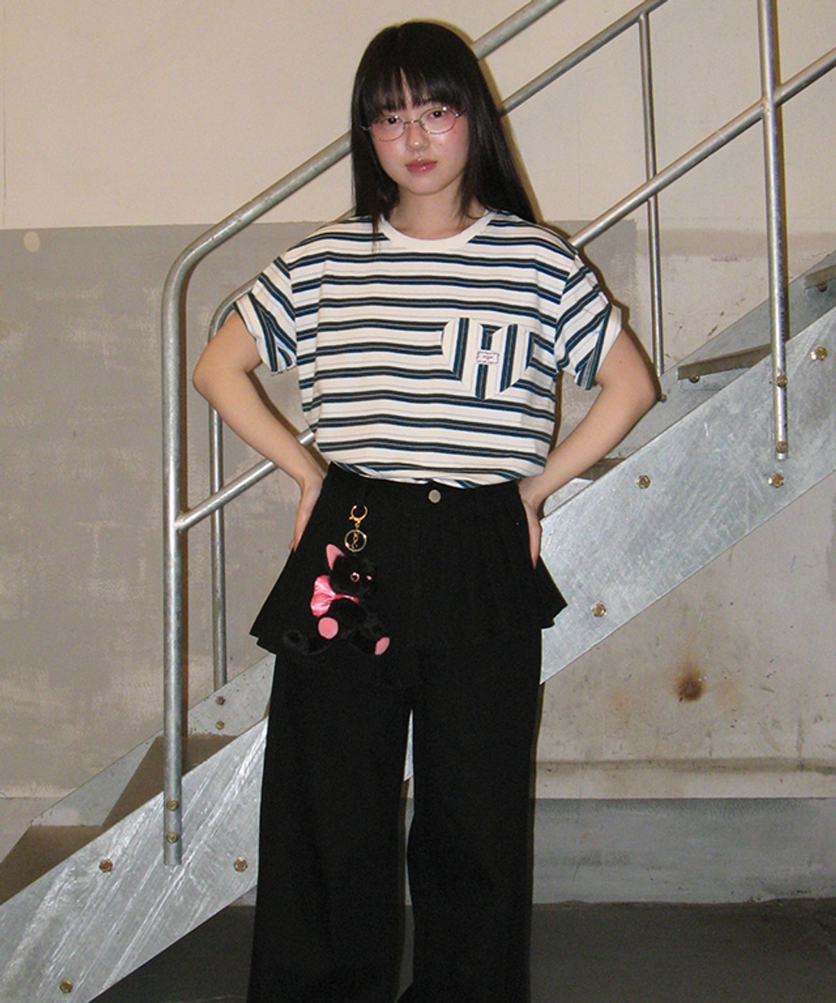 론론(RONRON) MULTI STRIPE HEART POCKET BASIC FIT T SHIRT IVORY BLACK
