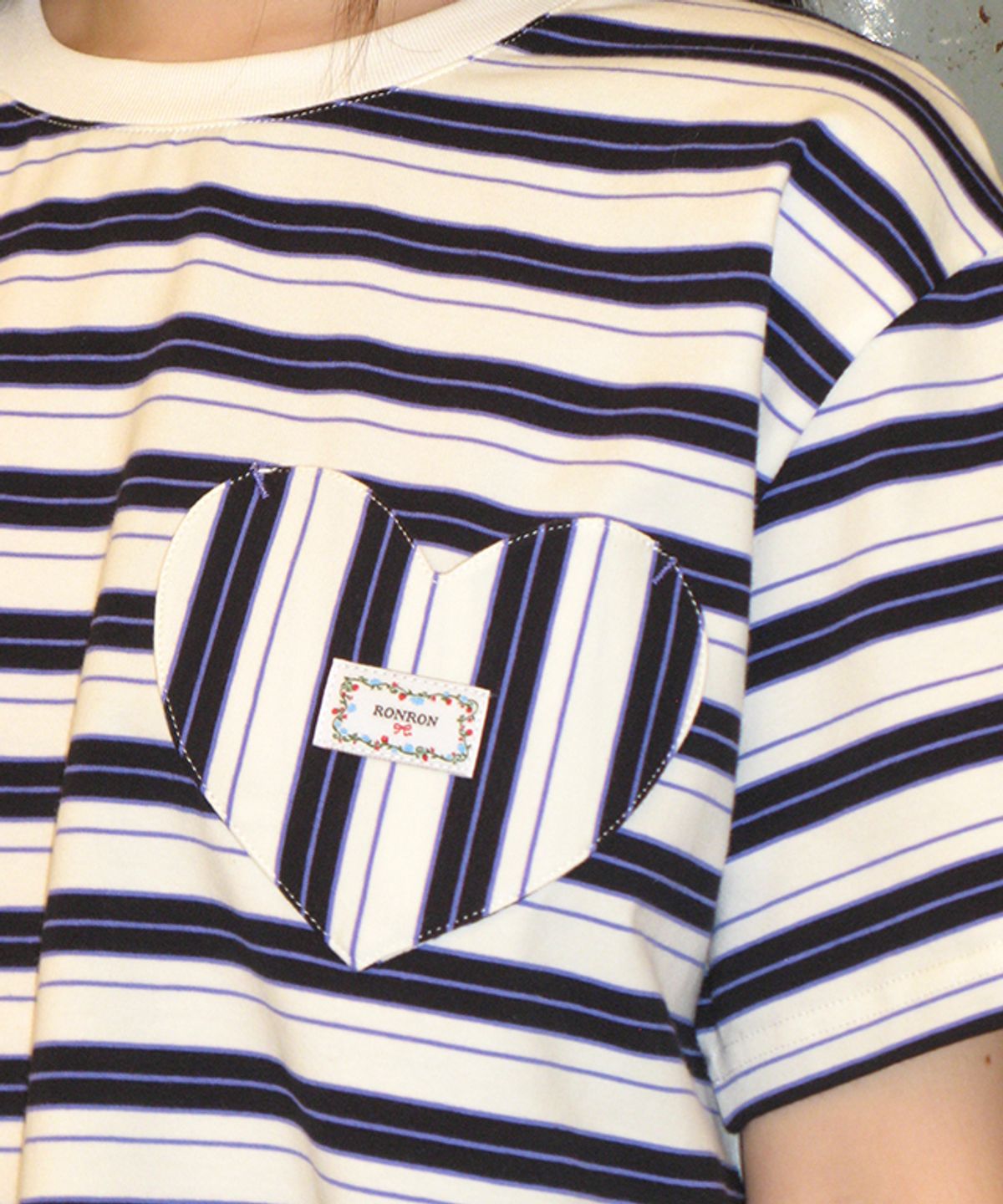 론론(RONRON) MULTI STRIPE HEART POCKET BASIC FIT T SHIRT IVORY BLACK