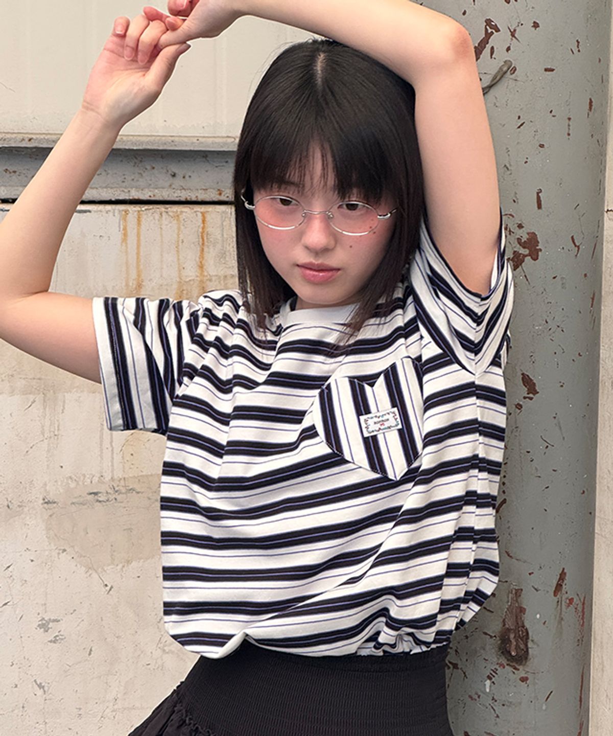 론론(RONRON) MULTI STRIPE HEART POCKET BASIC FIT T SHIRT IVORY BLACK