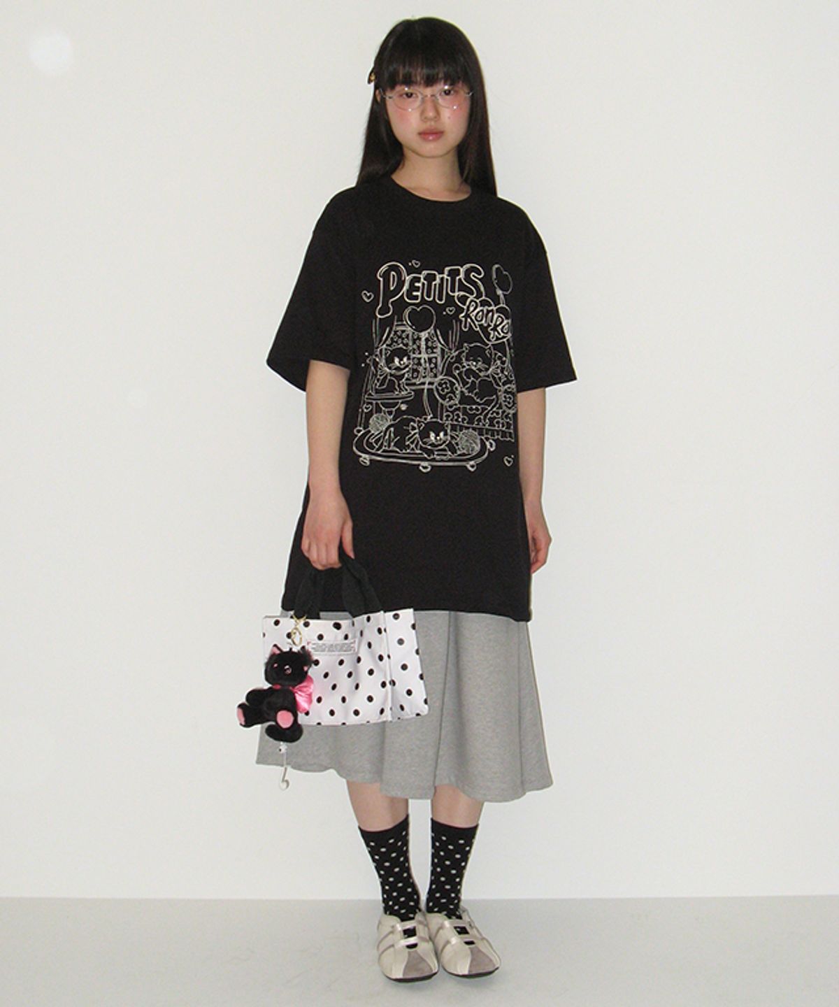 론론(RONRON) PETIT CAT CRACK OVER FIT T SHIRT BLACK