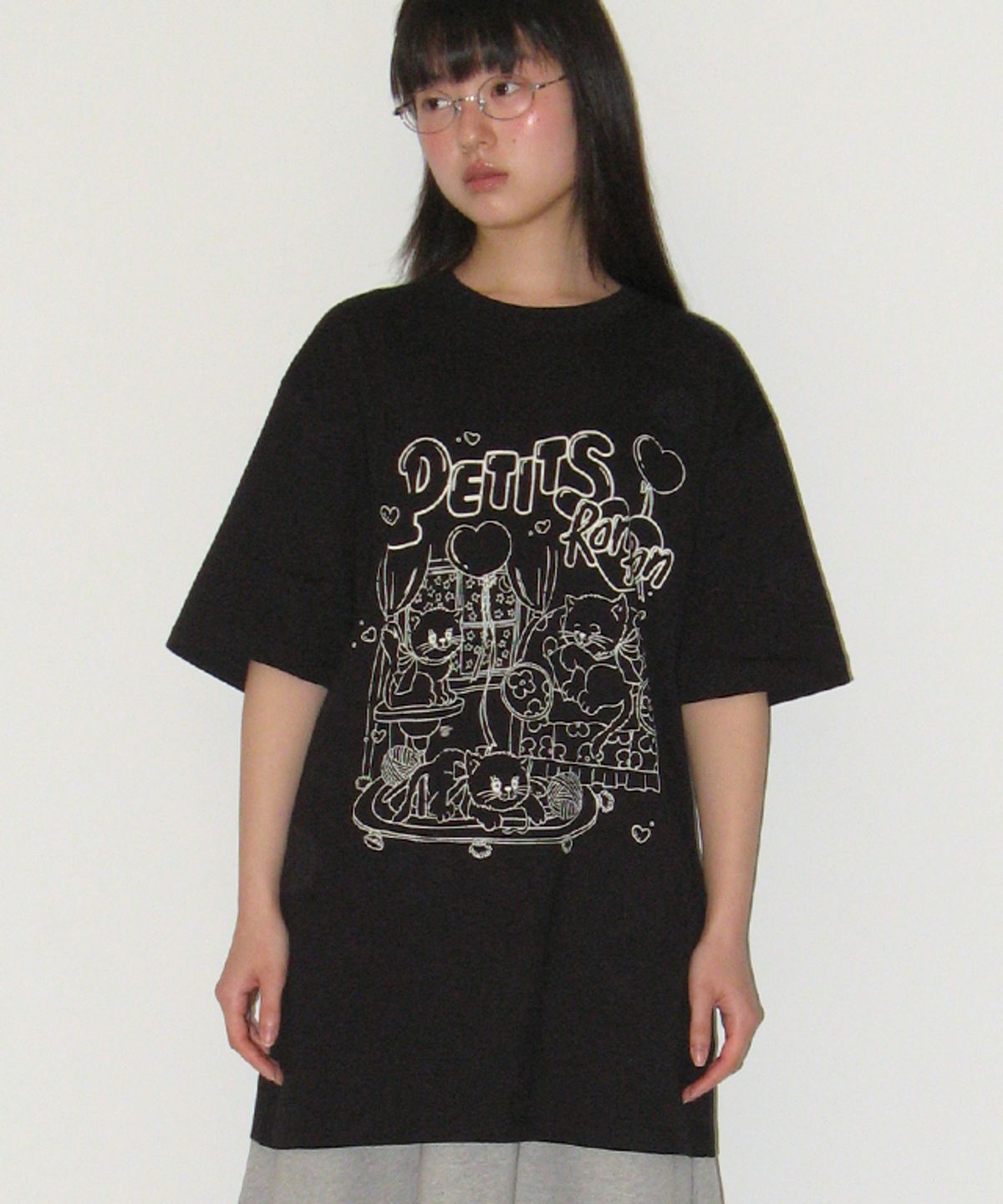 론론(RONRON) PETIT CAT CRACK OVER FIT T SHIRT BLACK