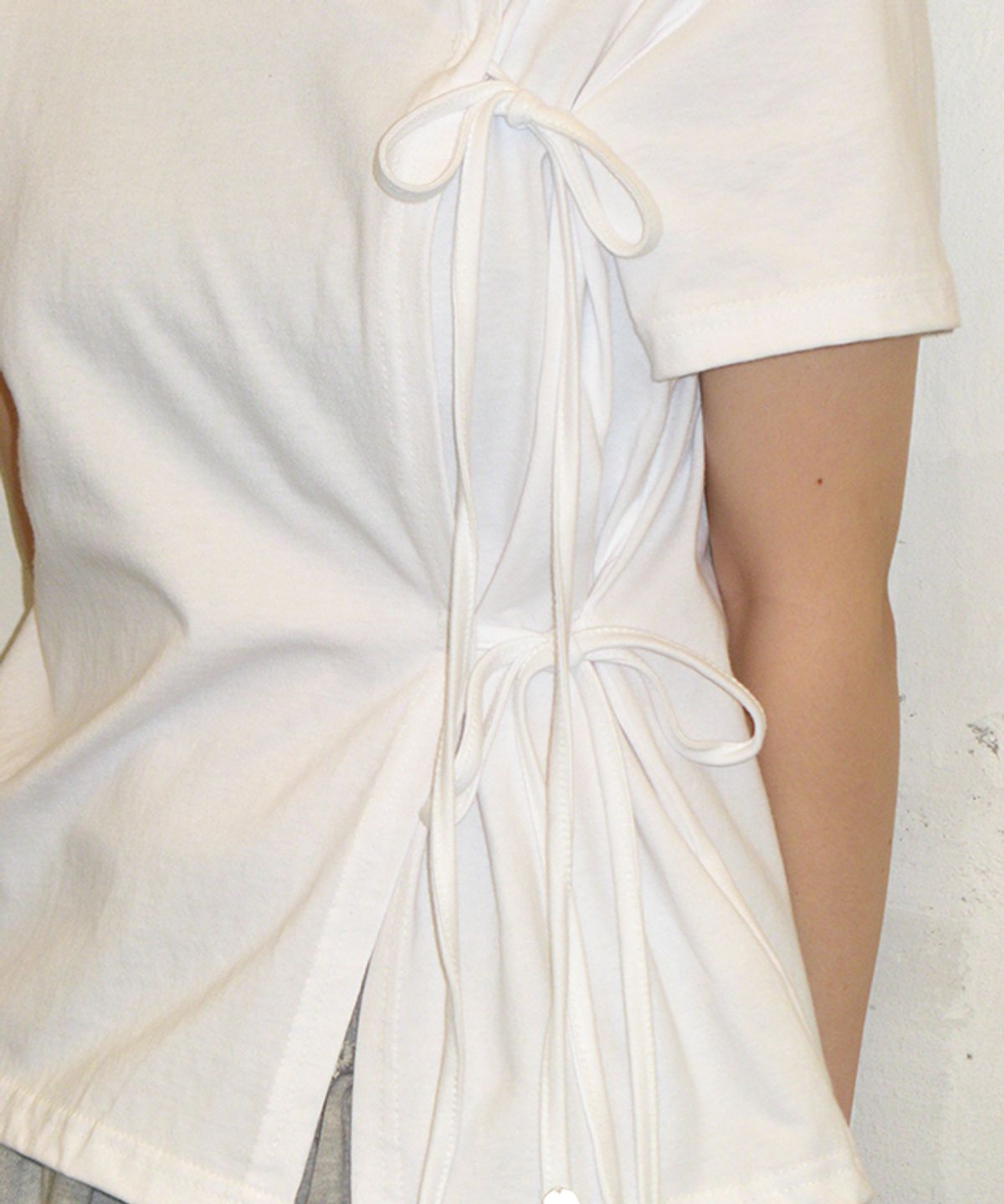 론론(RONRON) SIDE RIBBON TIE WRAP SHORT SLEEVE T SHIRT WHITE