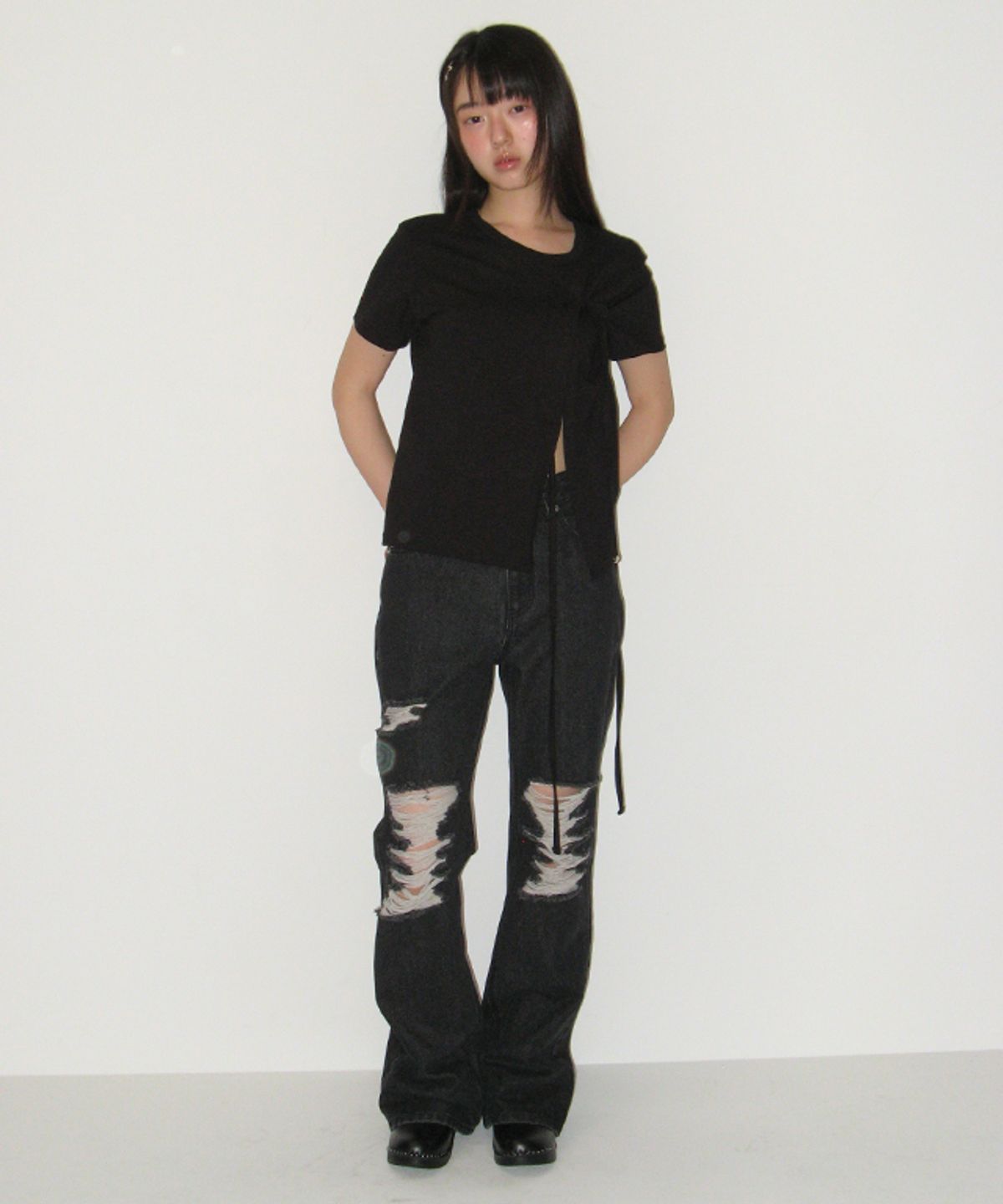 론론(RONRON) SIDE RIBBON TIE WRAP SHORT SLEEVE T SHIRT BLACK