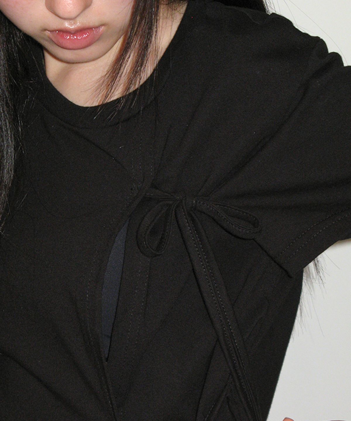 론론(RONRON) SIDE RIBBON TIE WRAP SHORT SLEEVE T SHIRT BLACK