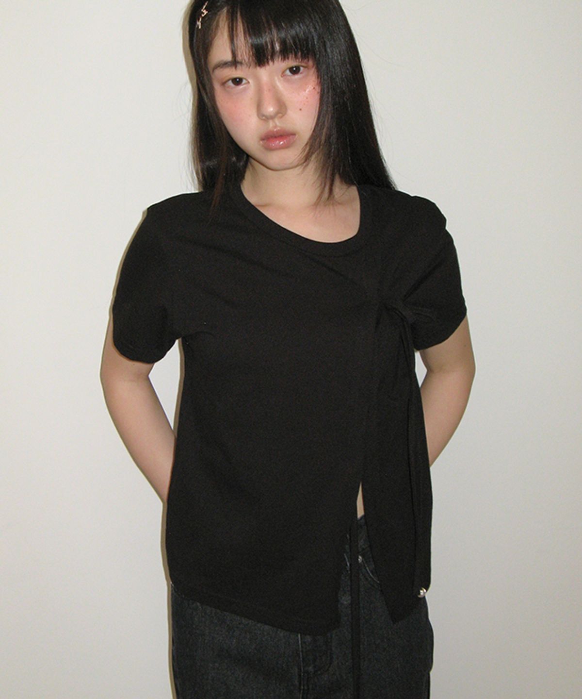 론론(RONRON) SIDE RIBBON TIE WRAP SHORT SLEEVE T SHIRT BLACK