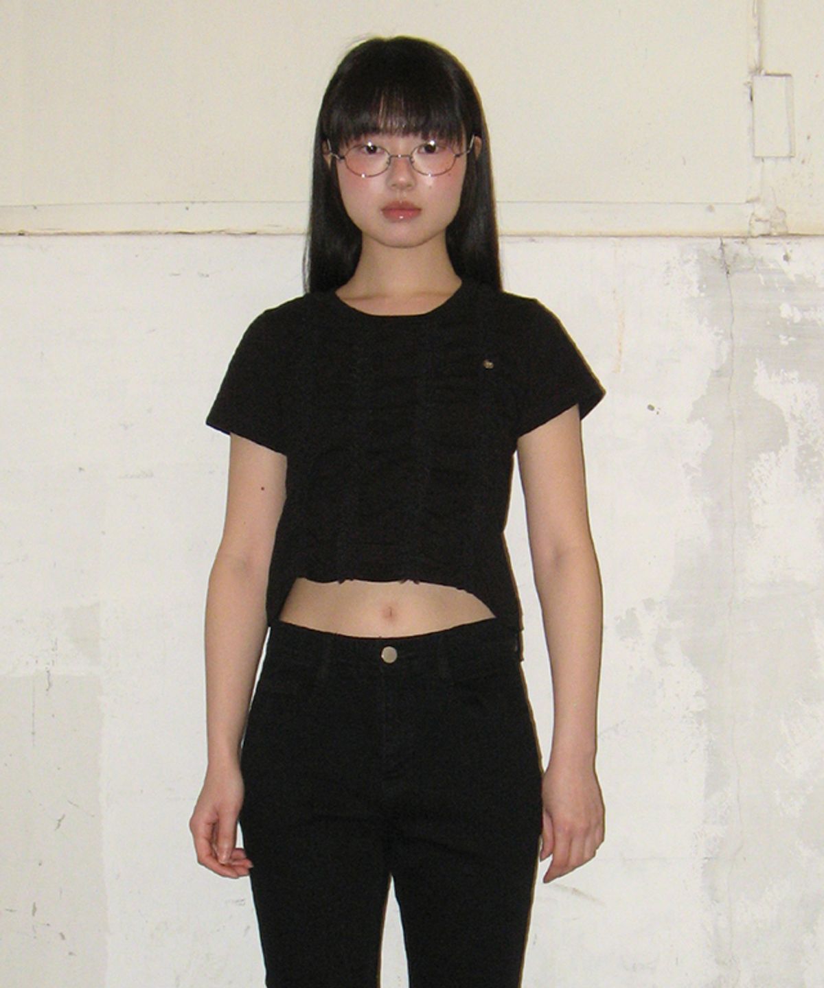 론론(RONRON) FRILL LINE PENDENT CROP SHORT T SHIRT BLACK
