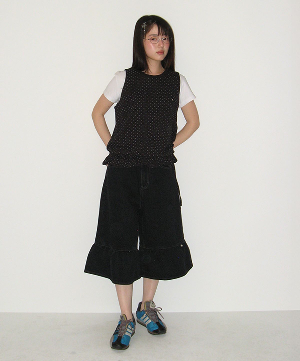 론론(RONRON) FRILL SHIRRING SLEEVELESS BLACK DOT