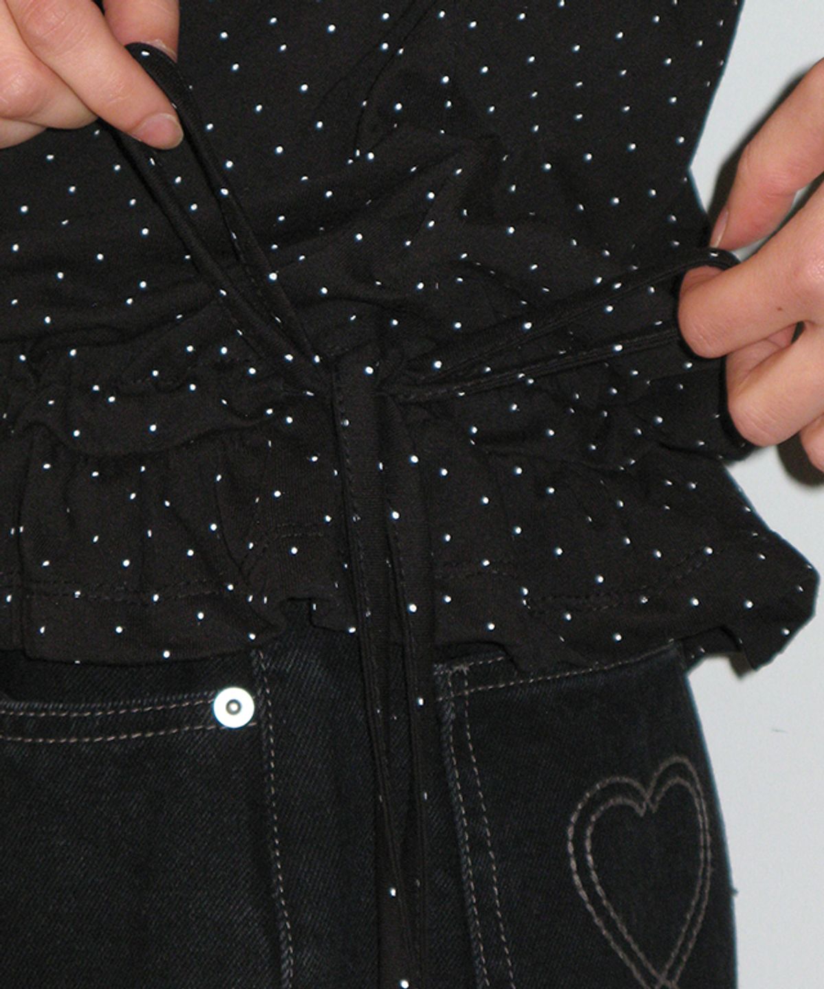 론론(RONRON) FRILL SHIRRING SLEEVELESS BLACK DOT