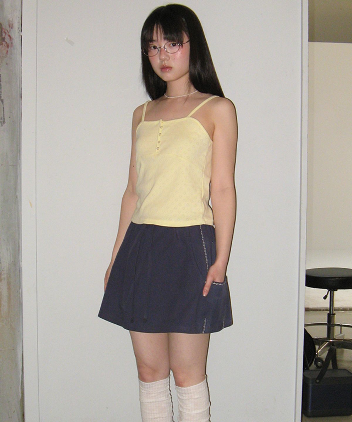 론론(RONRON) HEART BUTTON GOLGI SLEEVELESS EYELET YELLOW