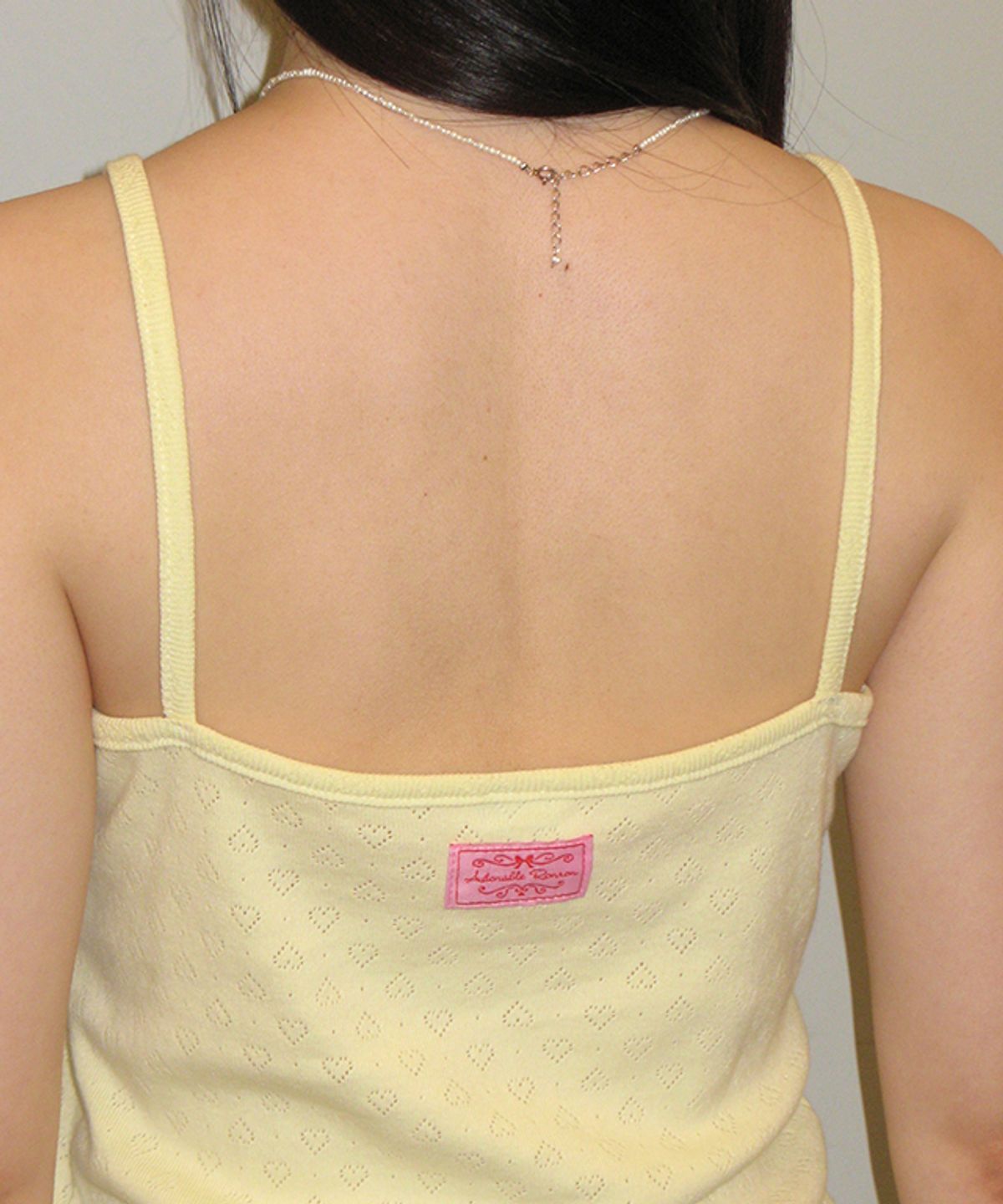 론론(RONRON) HEART BUTTON GOLGI SLEEVELESS EYELET YELLOW