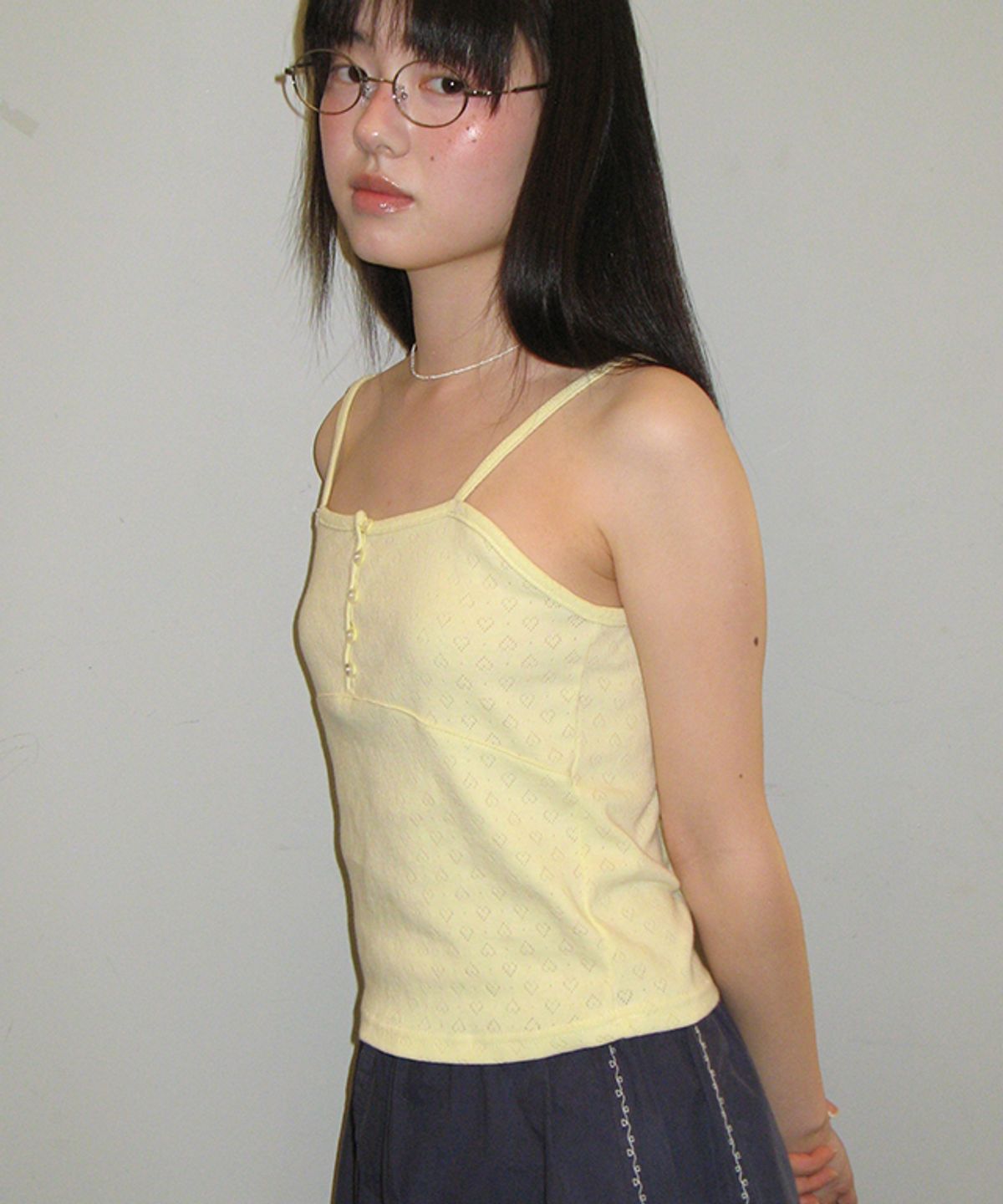 론론(RONRON) HEART BUTTON GOLGI SLEEVELESS EYELET YELLOW