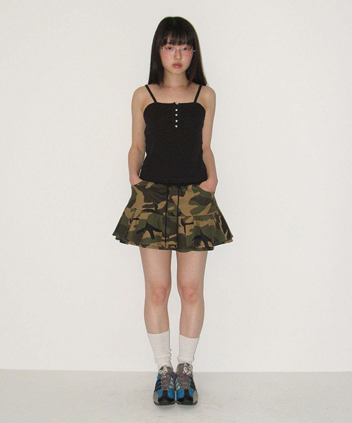 론론(RONRON) HEART BUTTON GOLGI SLEEVELESS EYELET BLACK