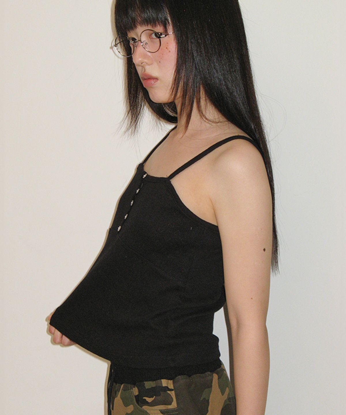 론론(RONRON) HEART BUTTON GOLGI SLEEVELESS EYELET BLACK