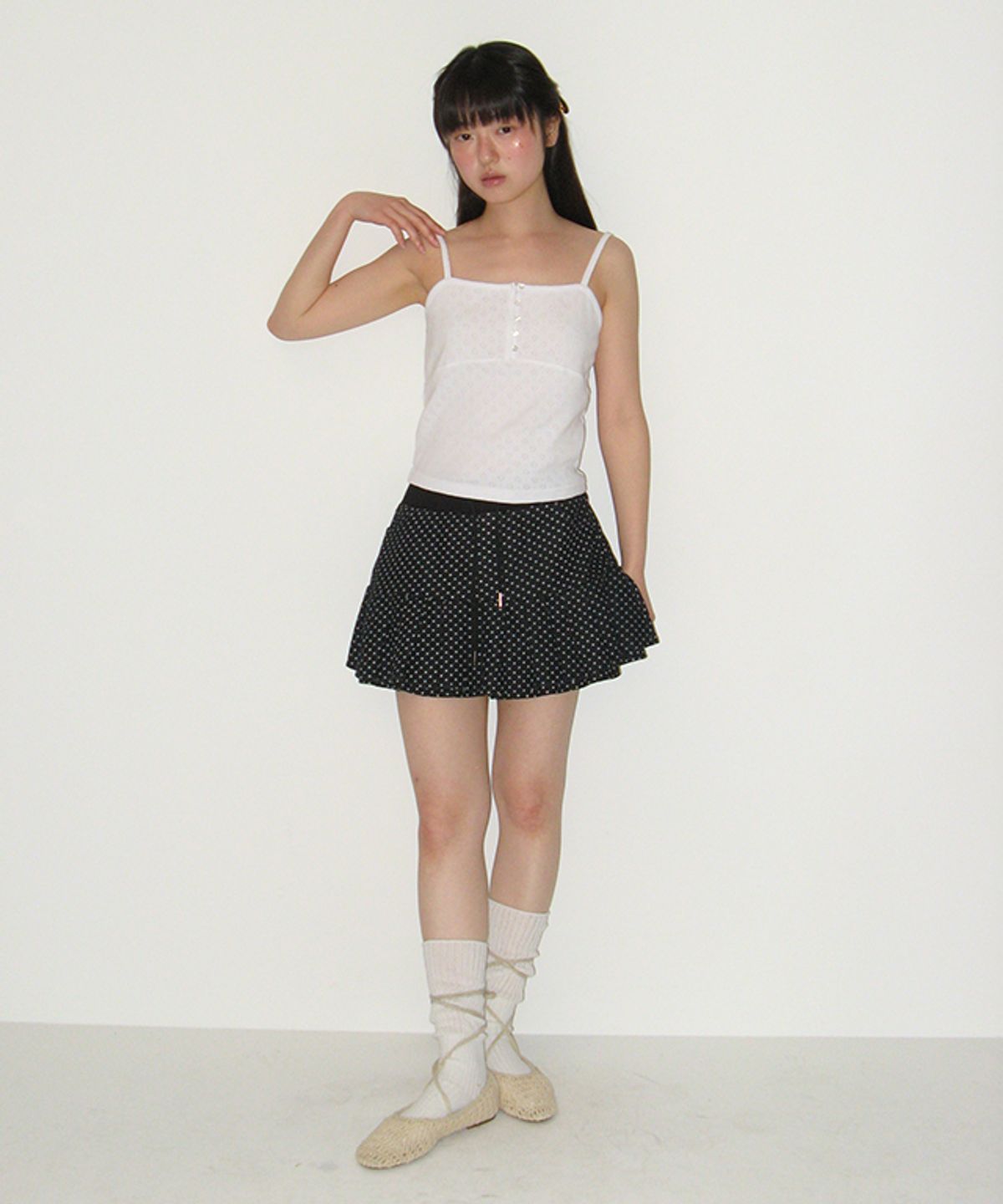 론론(RONRON) HEART BUTTON GOLGI SLEEVELESS EYELET WHITE