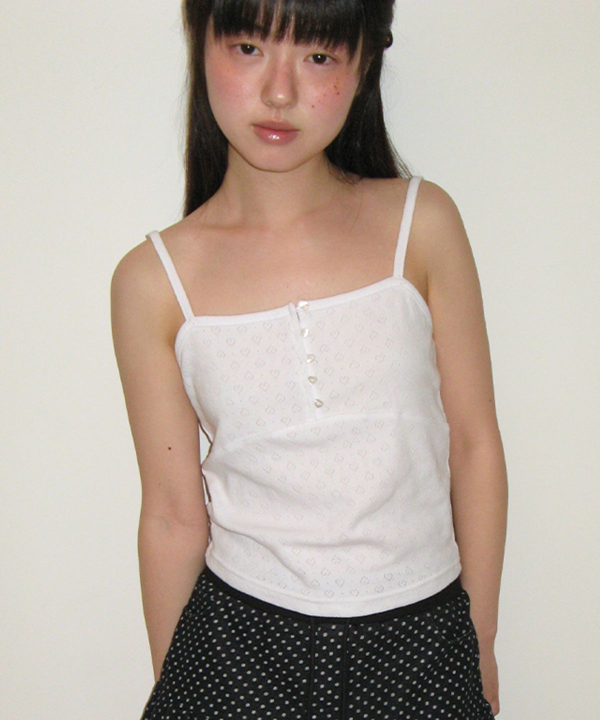 론론(RONRON) HEART BUTTON GOLGI SLEEVELESS EYELET WHITE