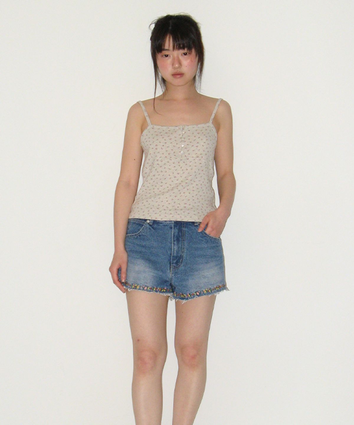 론론(RONRON) HEART BUTTON GOLGI SLEEVELESS OATMEAL FLOWER