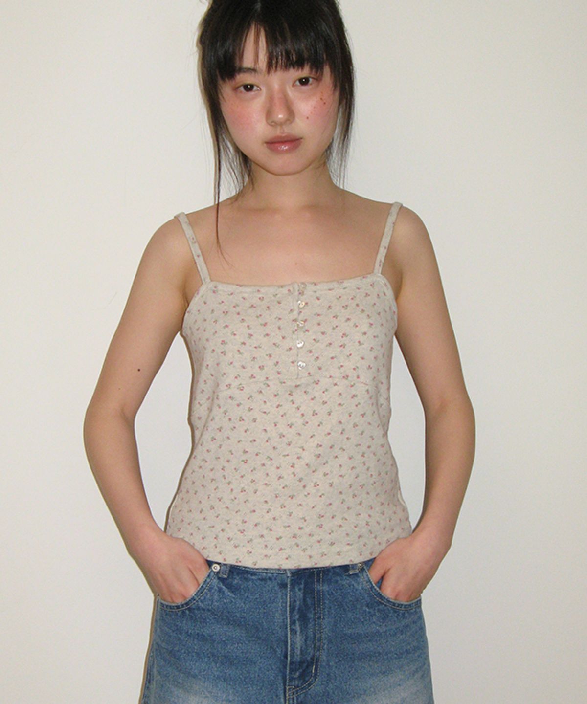 론론(RONRON) HEART BUTTON GOLGI SLEEVELESS OATMEAL FLOWER
