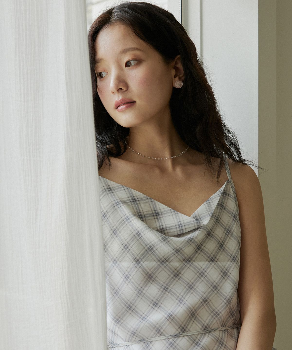 어다울(ADAUL) Drape neck unbalance shirring layered blouse - check