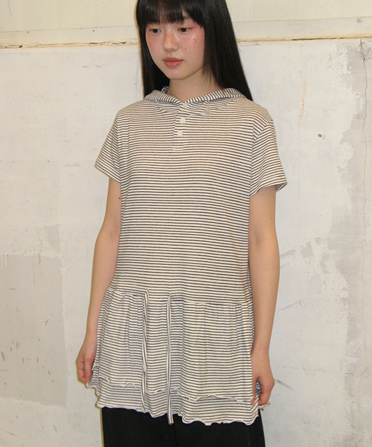 론론(RONRON) STRIPE DRAWSTRING RUFFLE LAYERED SHORT SLEEVE HOODIE DRESS WHITE BLACK