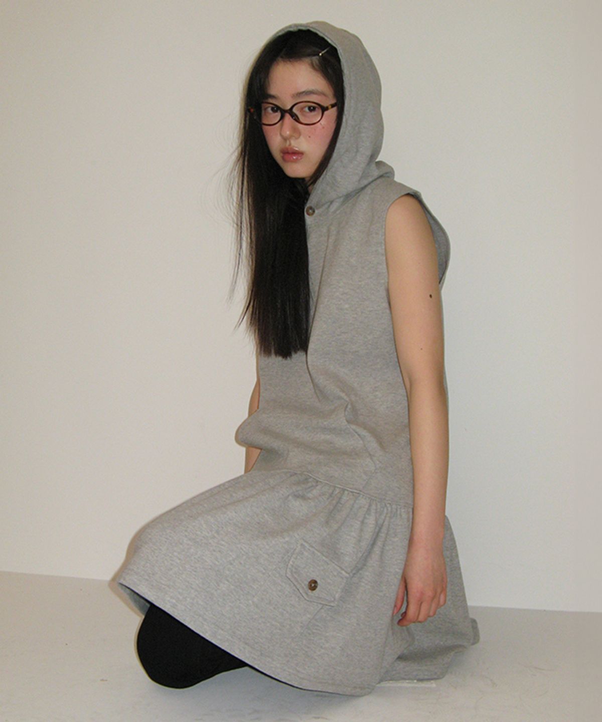 론론(RONRON) LAYERED SLEEVELESS HOODIE DRESS GREY