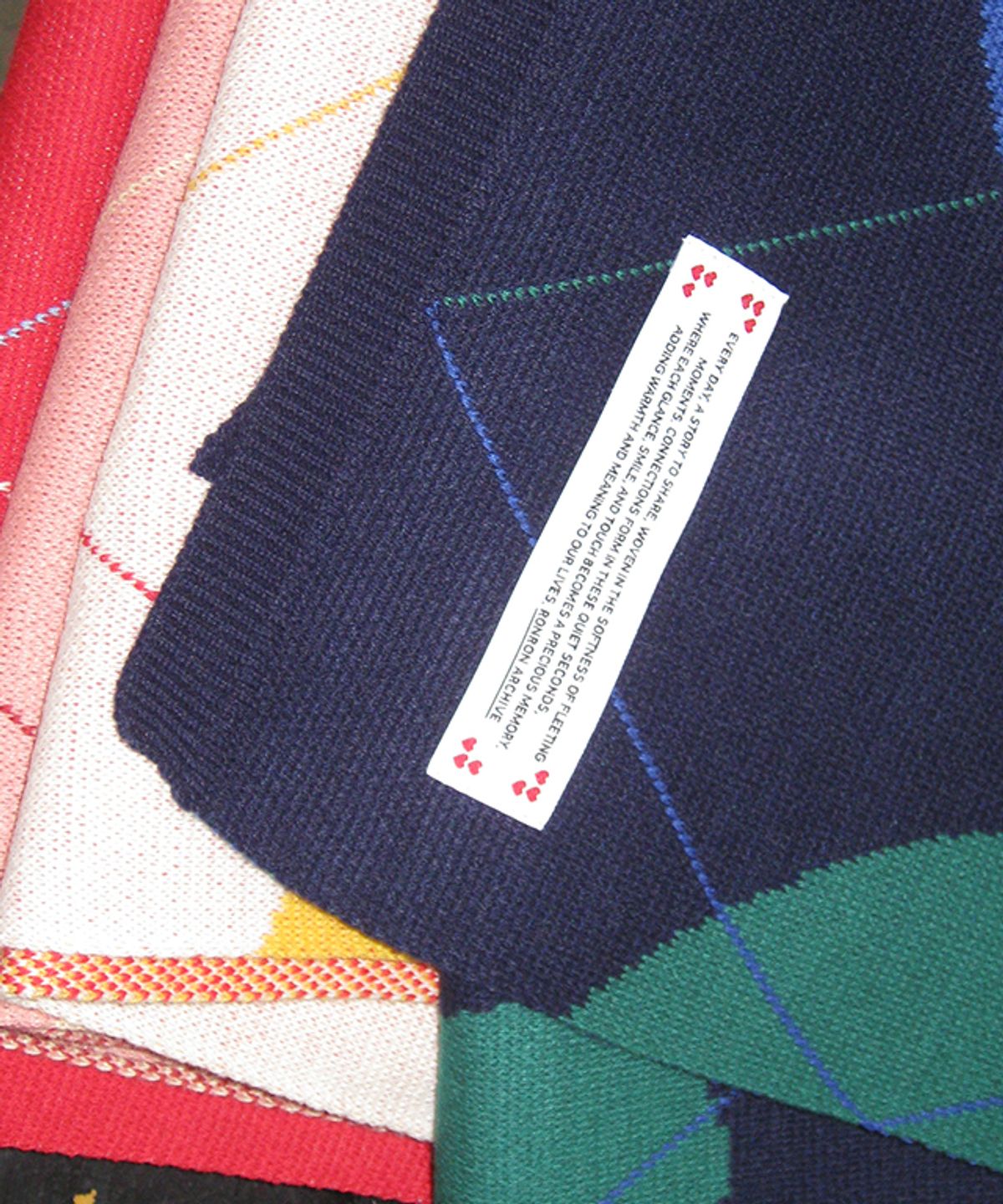 론론(RONRON) HEART ARGYLE BLANKET RED