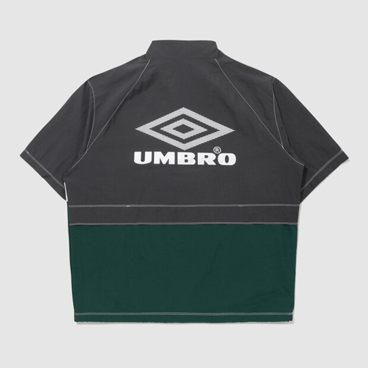엄브로(UMBRO) 크리스피 타슬란 반팔 스탠넥 아노락 차콜(UQ223CWT59)