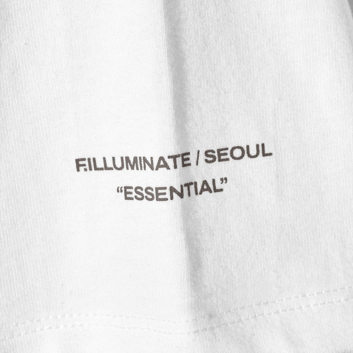 필루미네이트(FILLUMINATE) 스크립트 로고 티셔츠-화이트