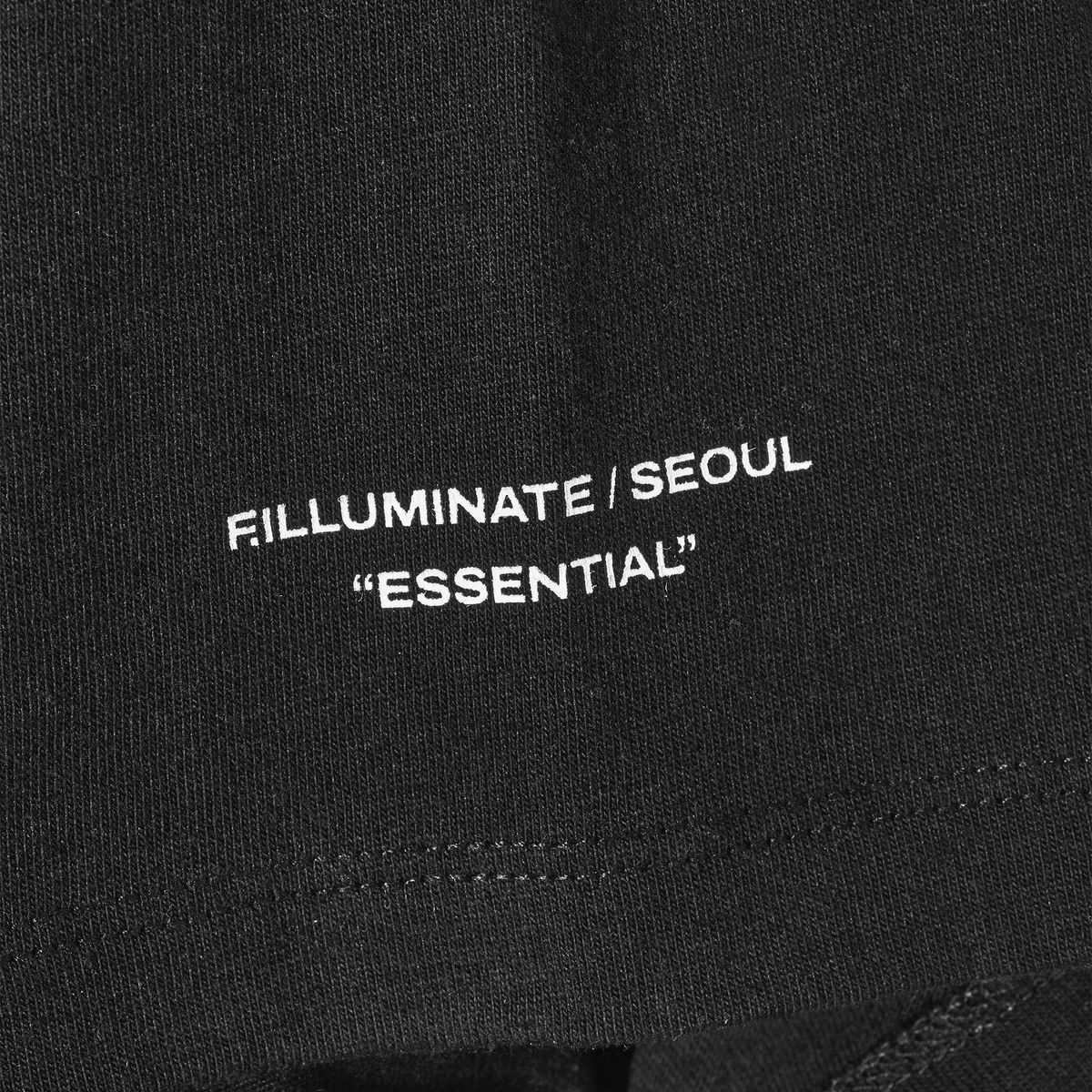 필루미네이트(FILLUMINATE) 스크립트 로고 티셔츠-블랙