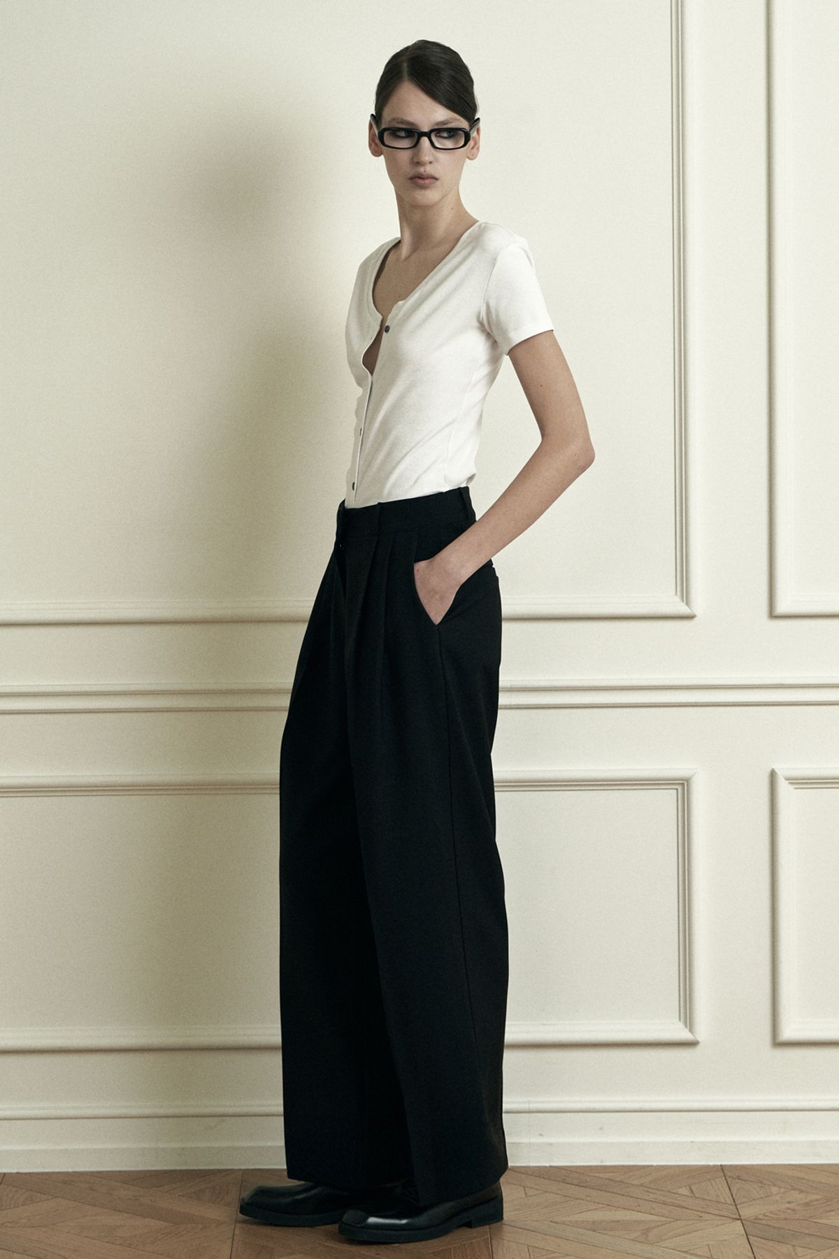 시너진(SYNERJYN) PLAIN V-NECK SHORT SLEEVE CARDIGAN WHITE