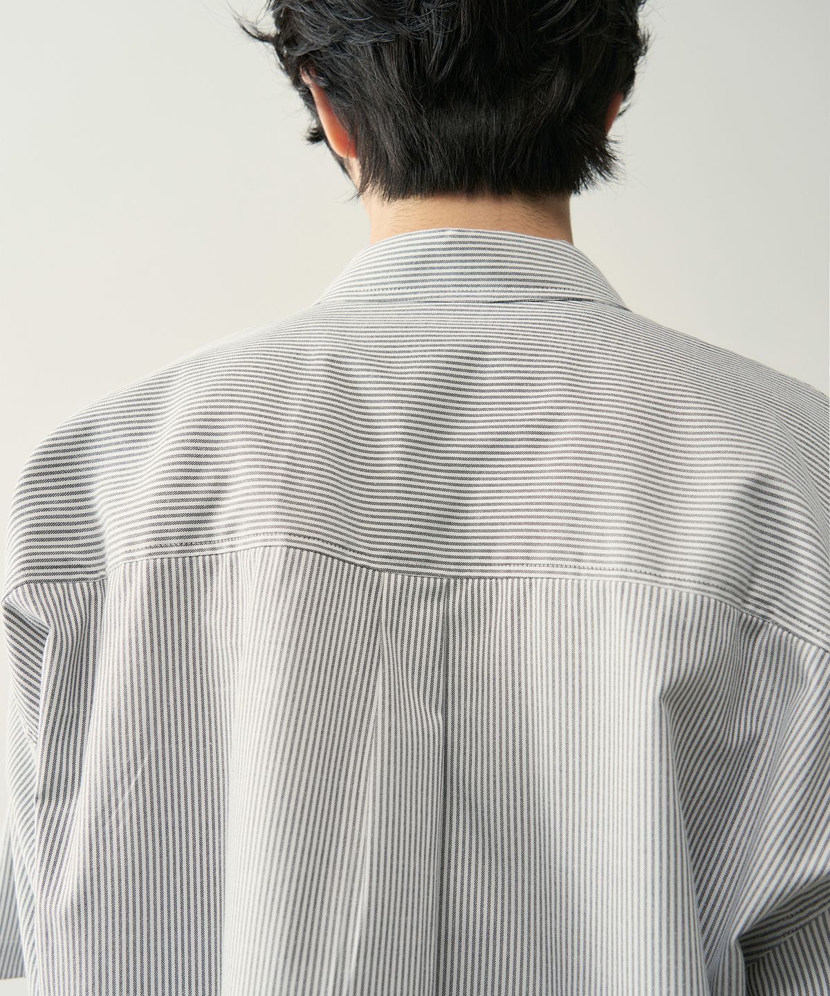 로템버(ROTEMBER) [데일리룸 X 로템버] 오디너리 크롭 스트라이프 하프 셔츠 [WHITE] 단품/SET