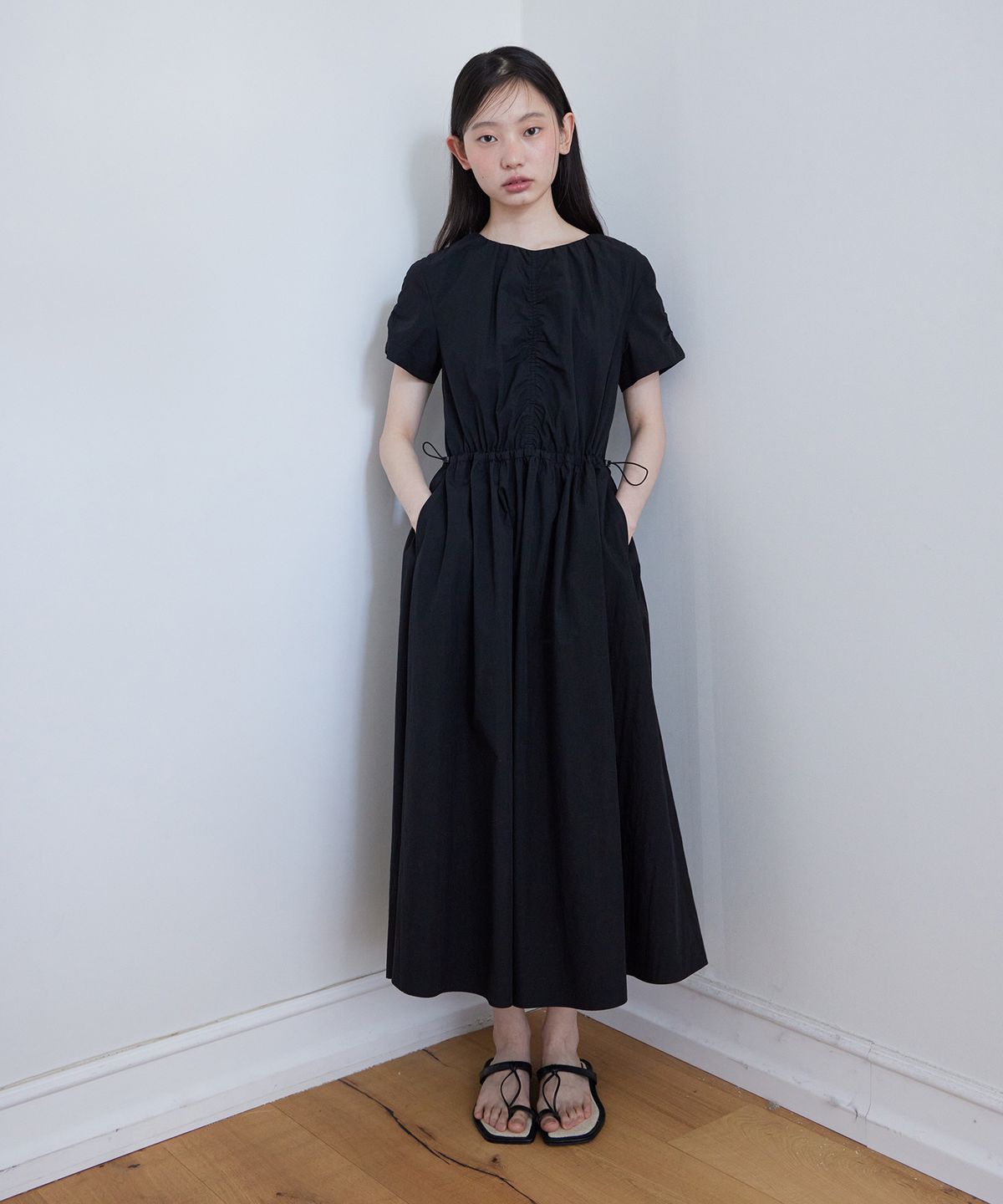 스텝어라운드(STEP AROUND) Half sleeve string one-piece_BLACK