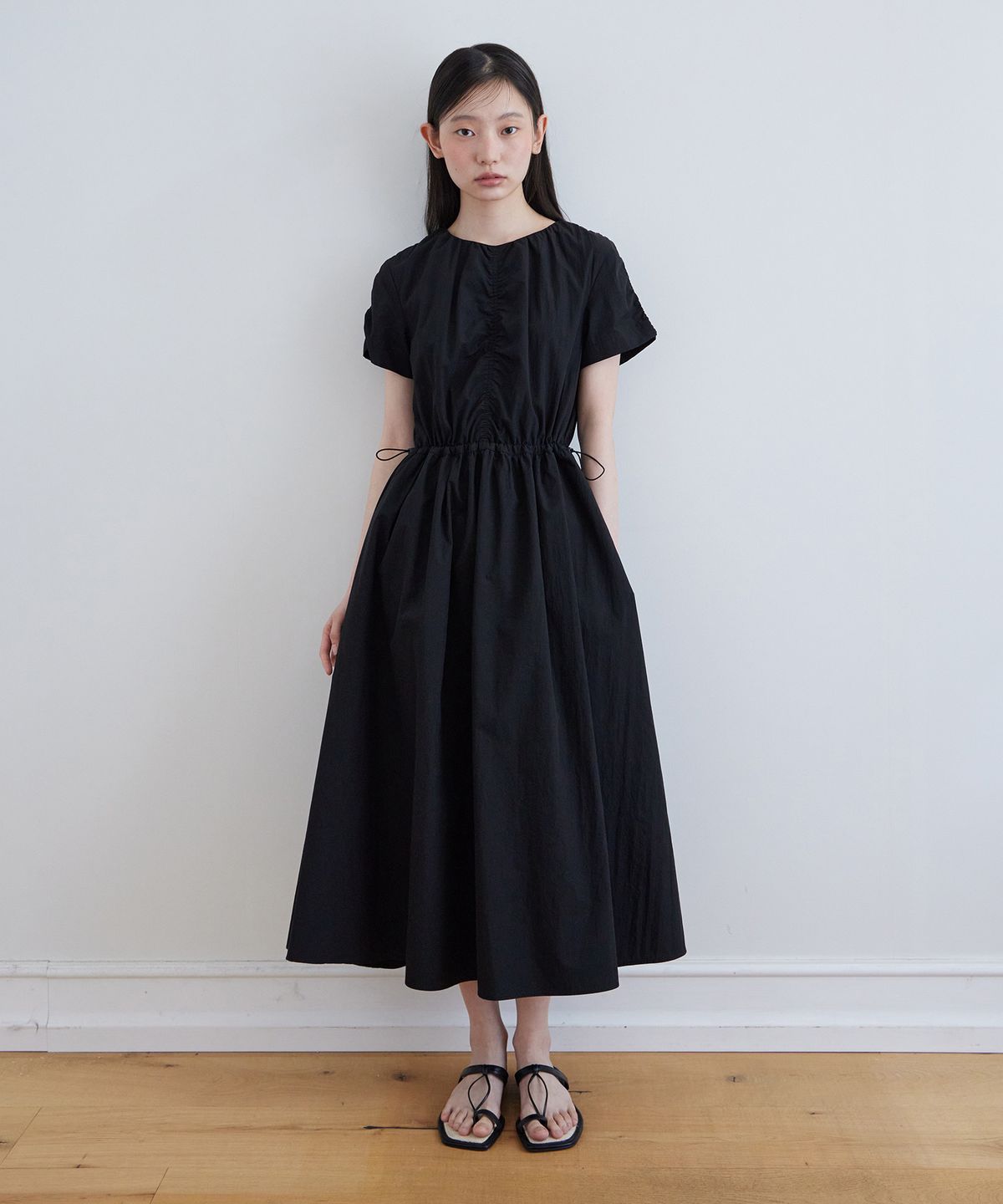 스텝어라운드(STEP AROUND) Half sleeve string one-piece_BLACK