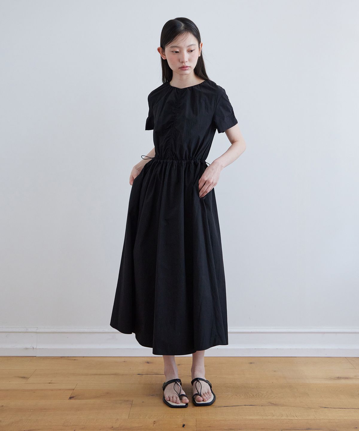 스텝어라운드(STEP AROUND) Half sleeve string one-piece_BLACK