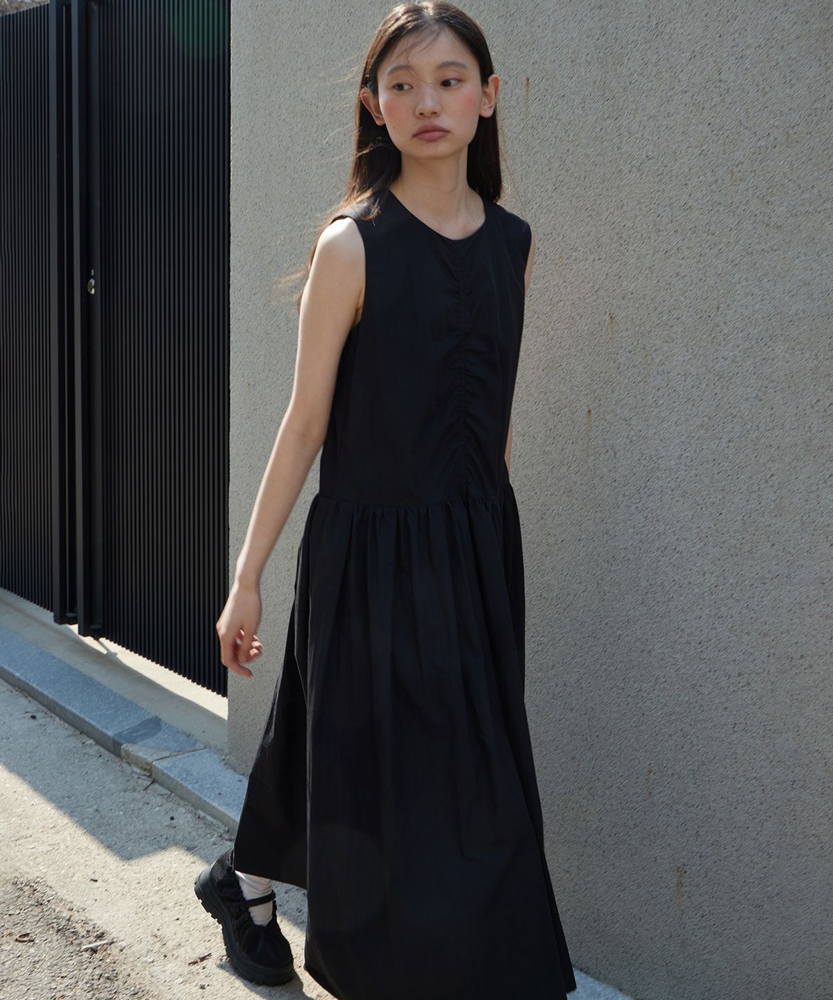 스텝어라운드(STEP AROUND) Pleated sleeveless one-piece_BLACK