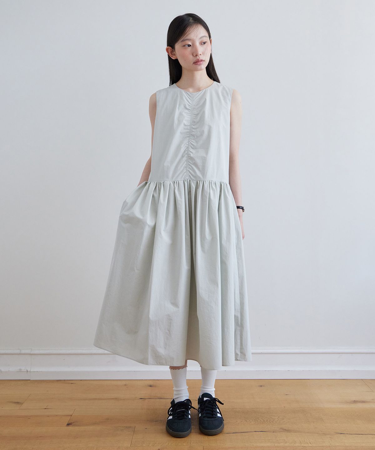 스텝어라운드(STEP AROUND) Pleated sleeveless one-piece_MINT GREY