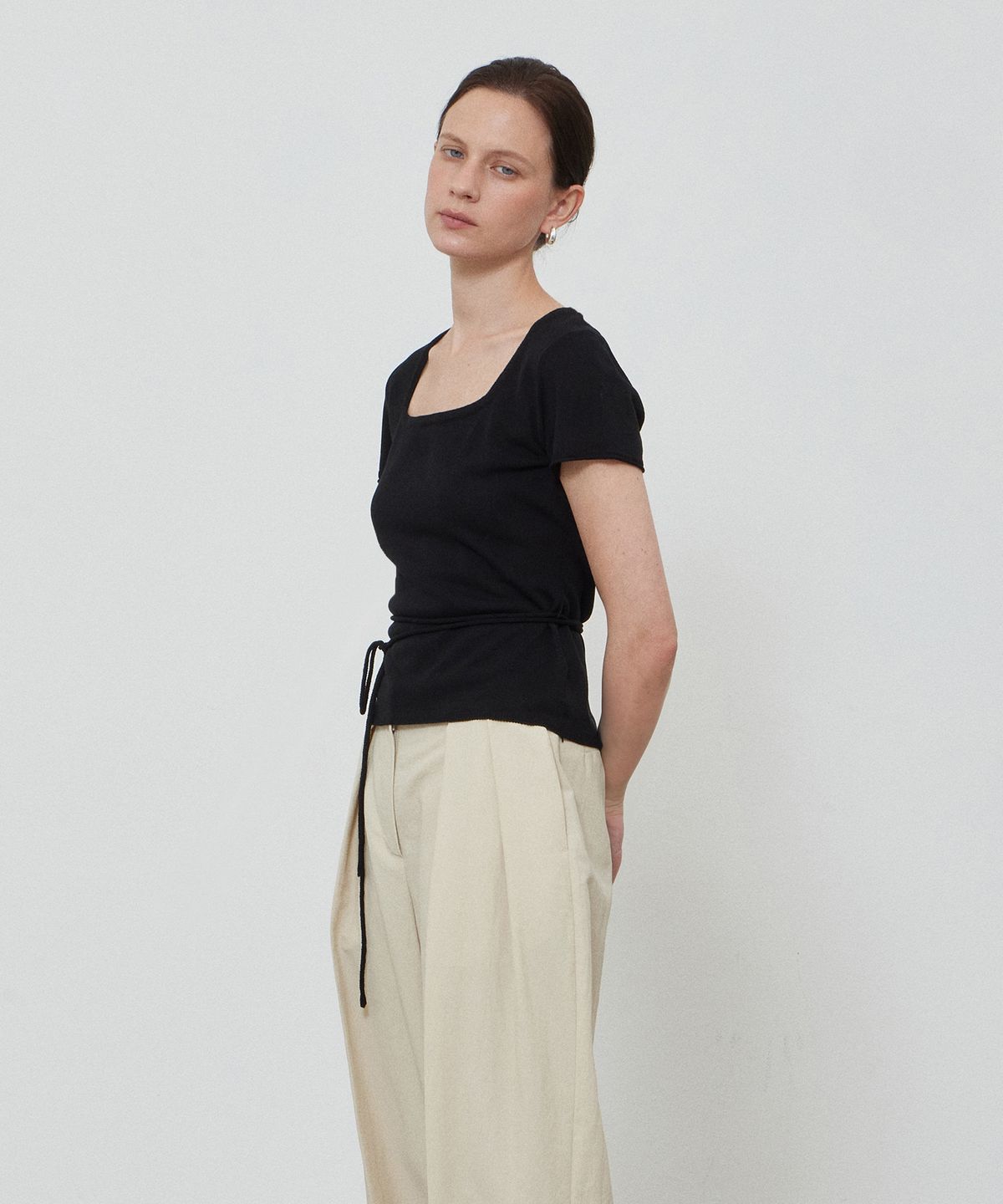노티아(NOTIA) SQUARE NECK STRAP KNIT - BLACK