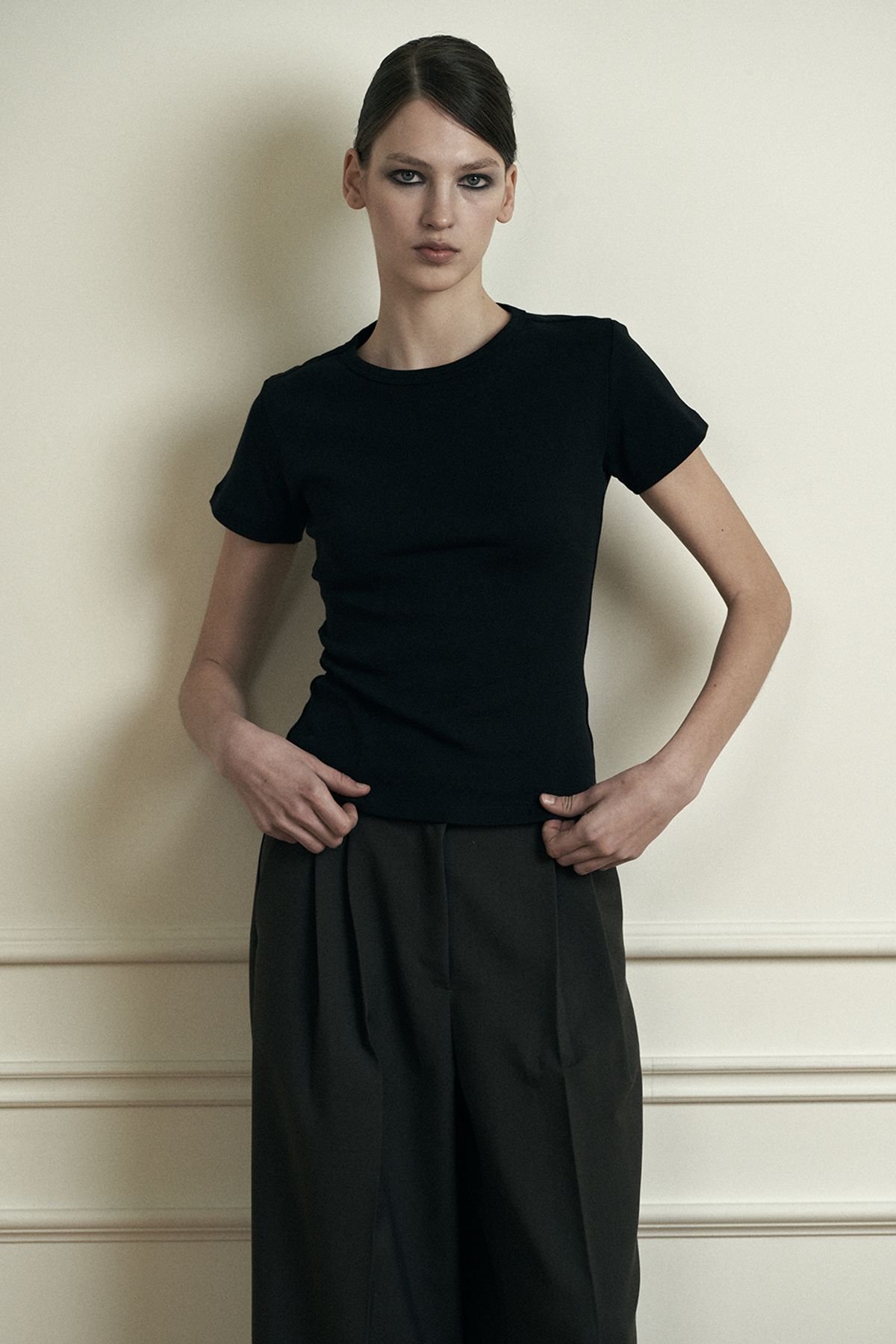 시너진(SYNERJYN) PLAIN BASIC SHORT SLEEVE BLACK