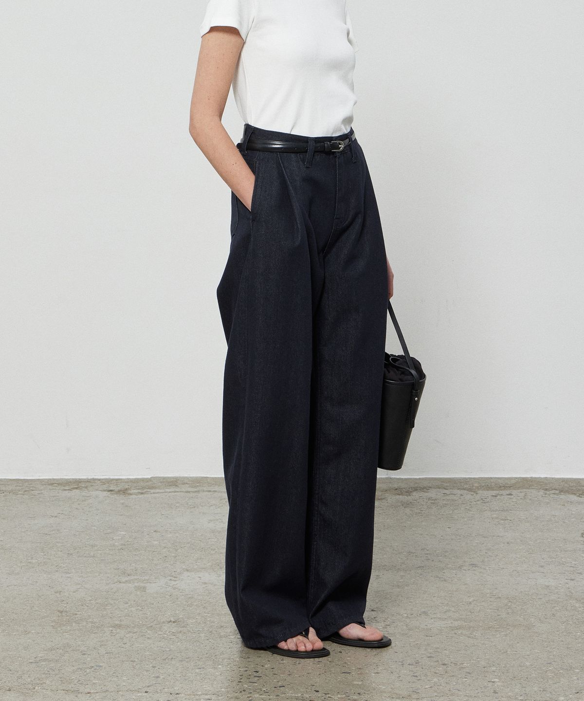 노티아(NOTIA) ONE TUCK NONFADE DENIM PANTS - DEEP BLUE