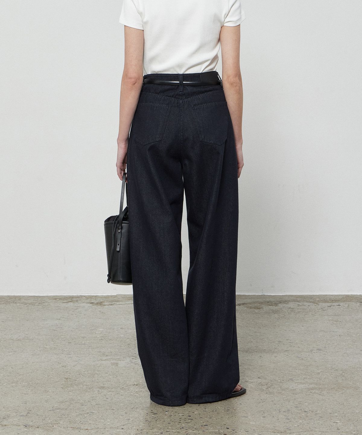 노티아(NOTIA) ONE TUCK NONFADE DENIM PANTS - DEEP BLUE