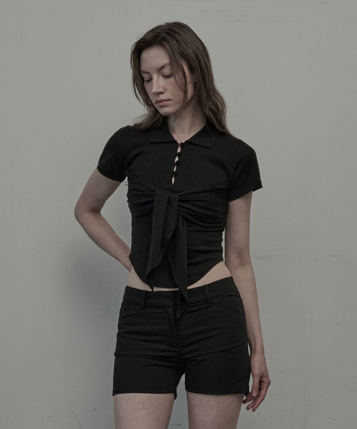 마우솔레움(MAU SOLEUM) Button Ribbon Collared T-Shirt - Black