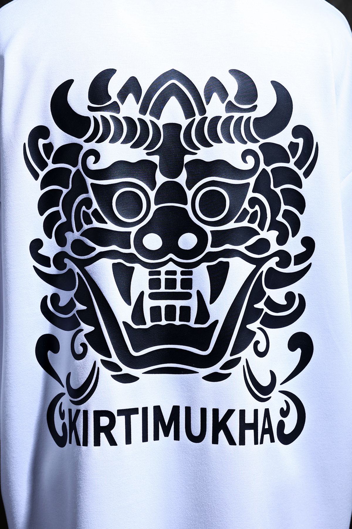 키르티무카(KIRTIMUKHA) 로고 프린팅 브이넥 반팔티 화이트