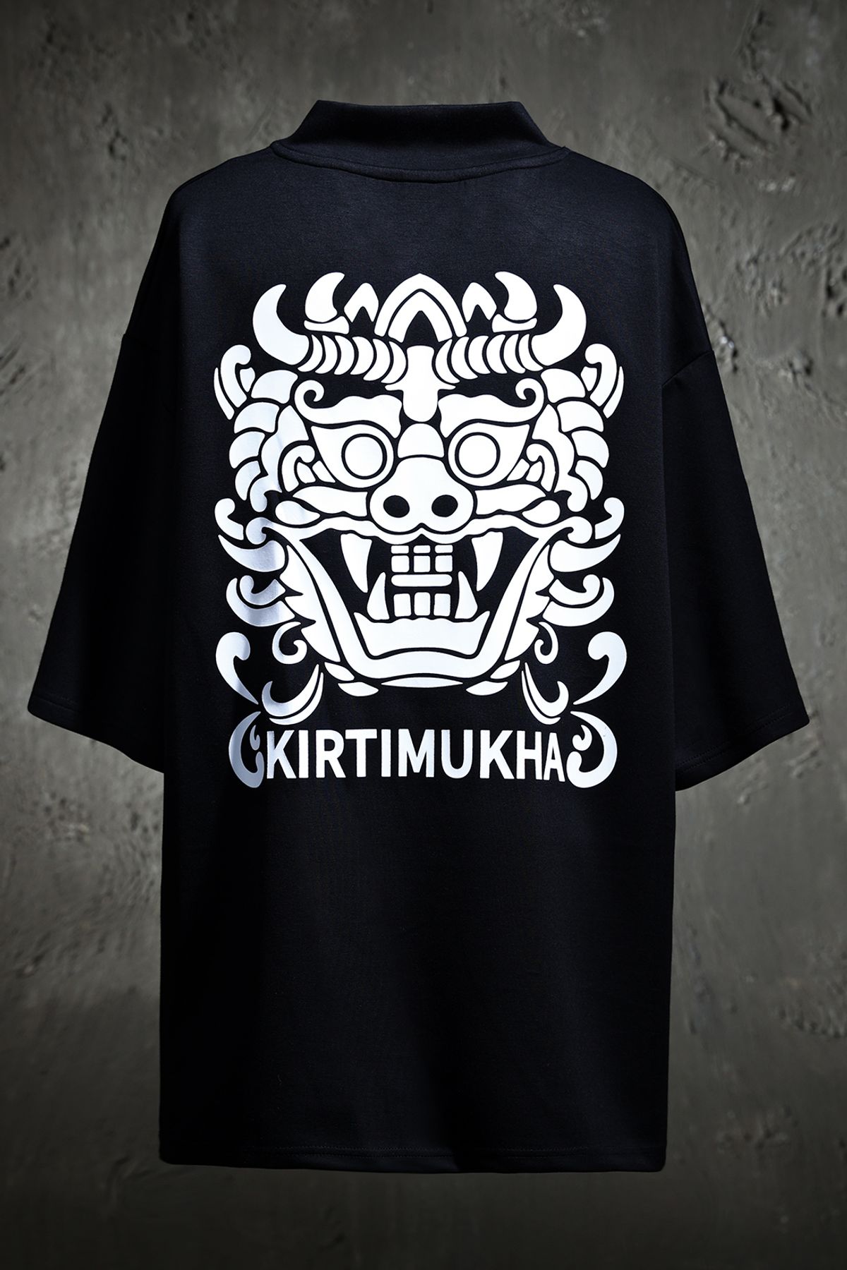 키르티무카(KIRTIMUKHA) 로고 프린팅 브이넥 반팔티 블랙