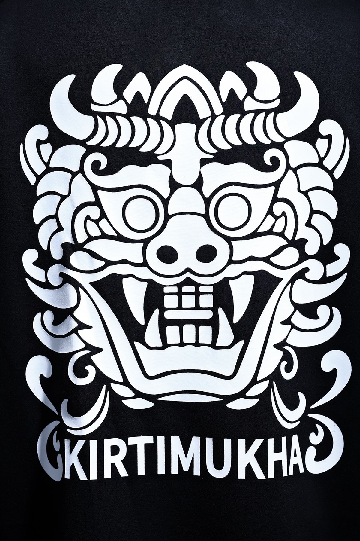 키르티무카(KIRTIMUKHA) 로고 프린팅 브이넥 반팔티 블랙