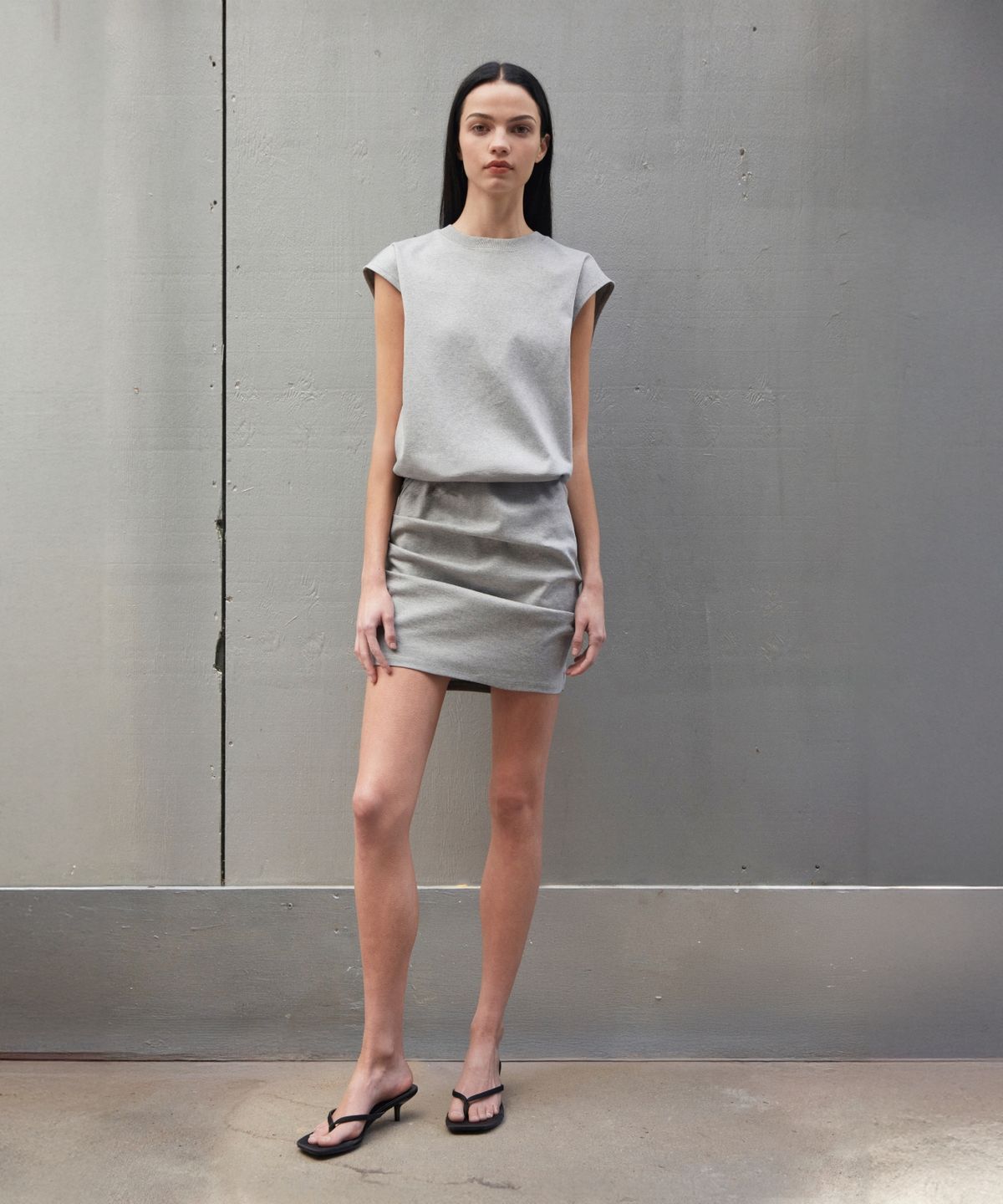 이알에이(ERA) WOMEN FITTED SLEEVELESS TUCK DRESS - WHITE MELANGE