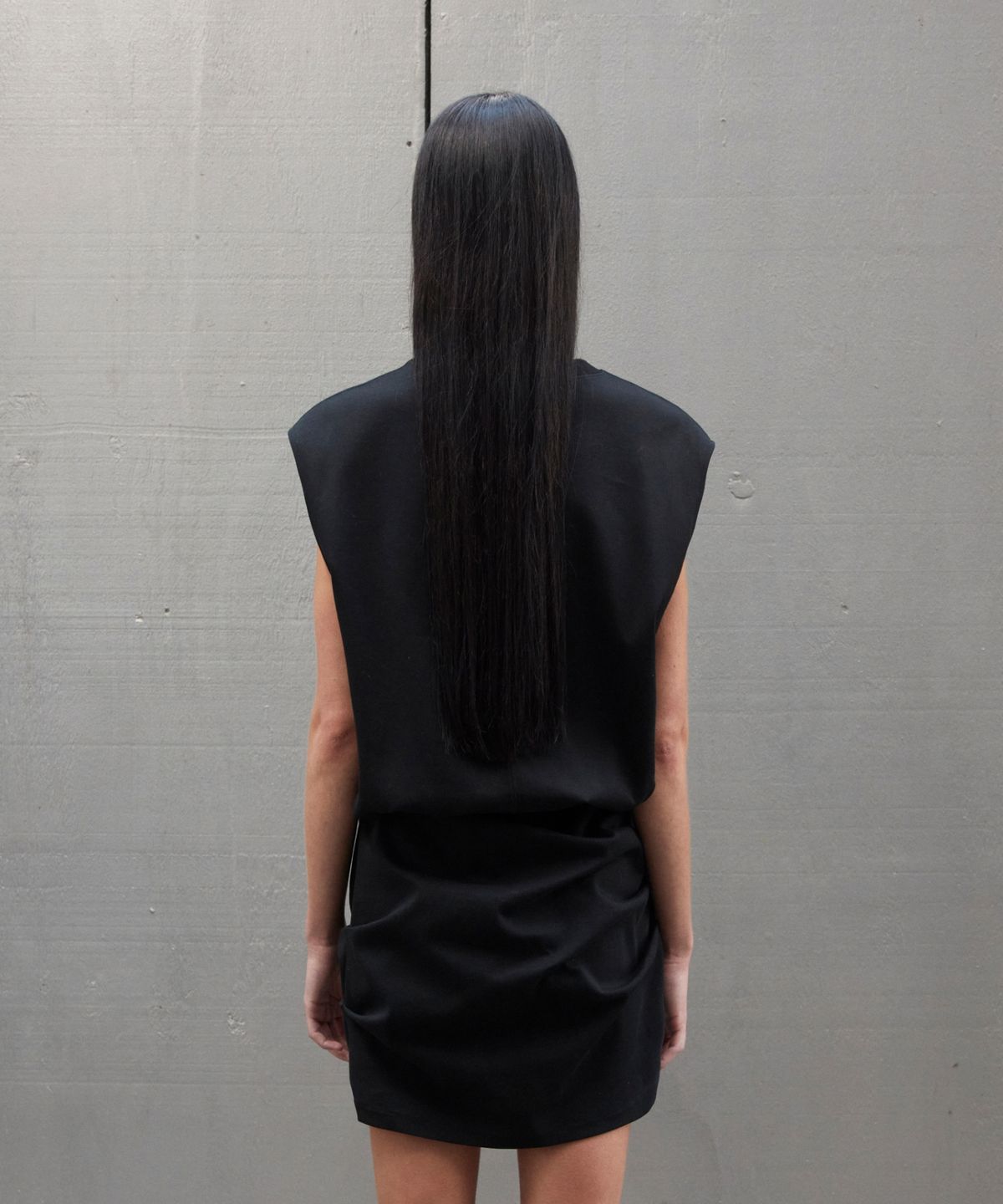 이알에이(ERA) WOMEN FITTED SLEEVELESS TUCK DRESS - BLACK
