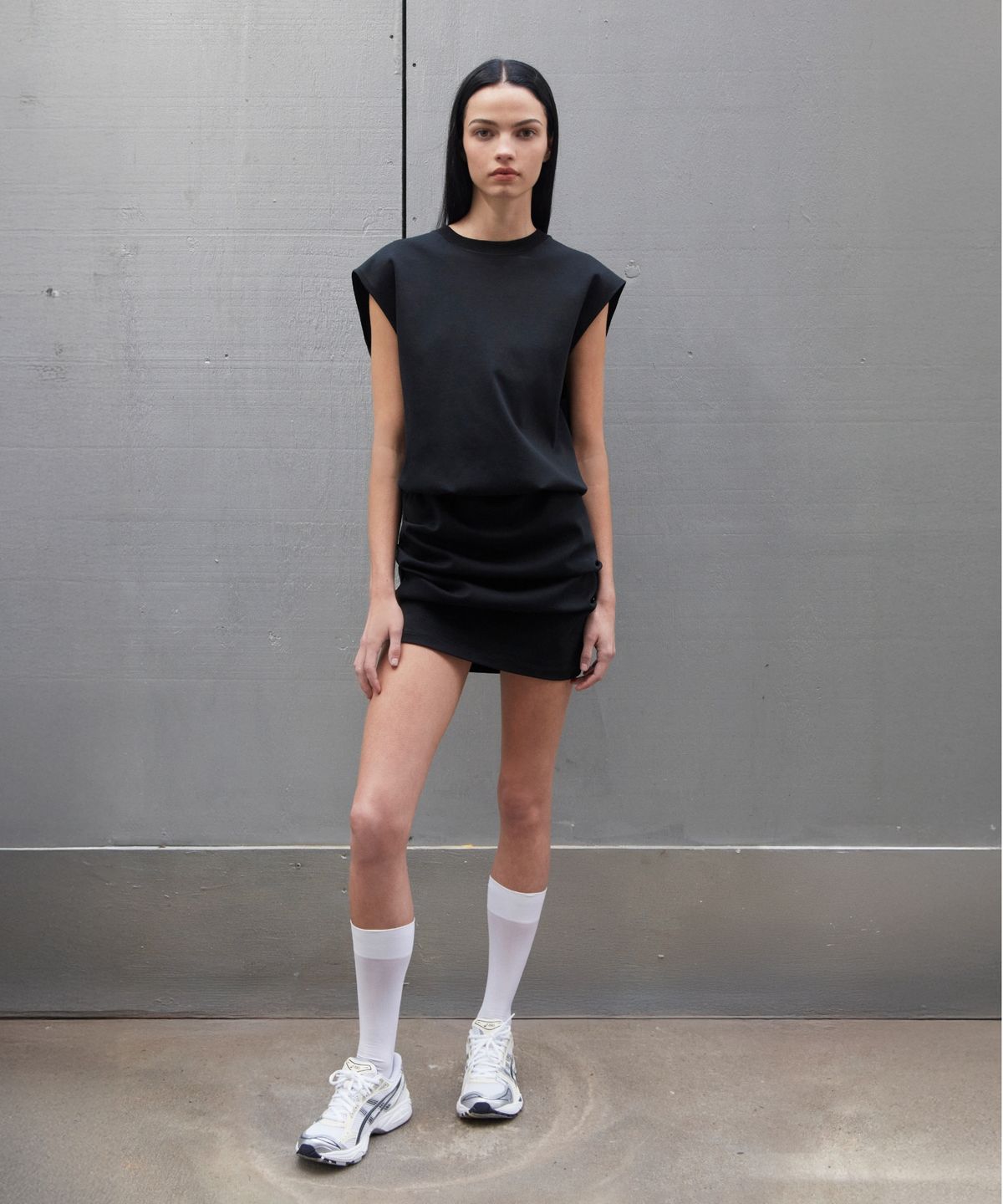 이알에이(ERA) WOMEN FITTED SLEEVELESS TUCK DRESS - BLACK