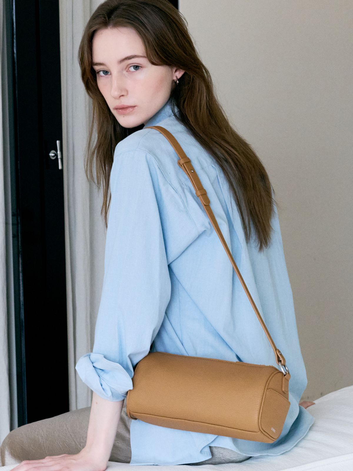 드메리엘(DEMERIEL) Basset Round Bag Camel