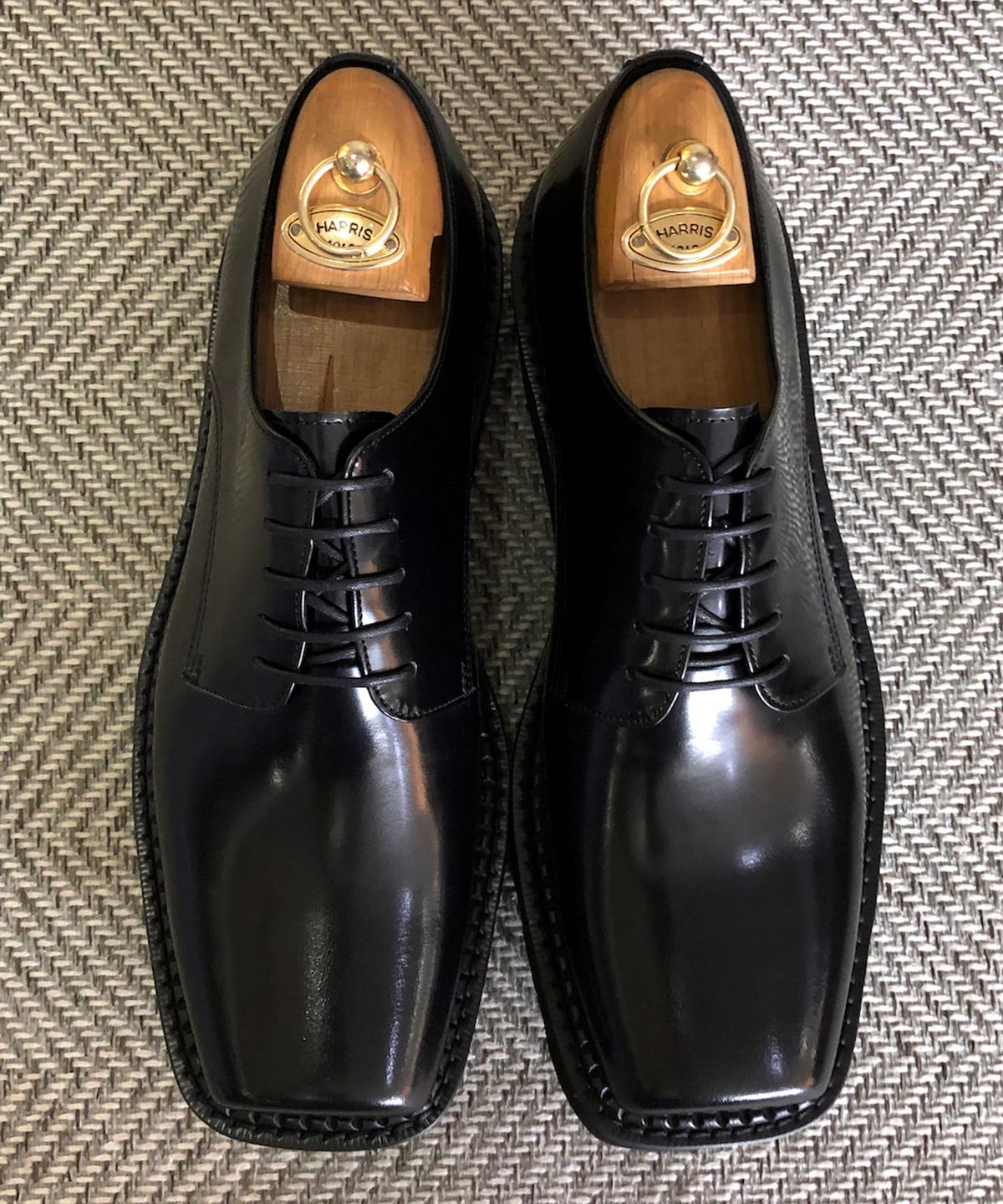 조앤슈(JOENSHOE) 토우컷 클리퍼 옥스퍼드 블랙