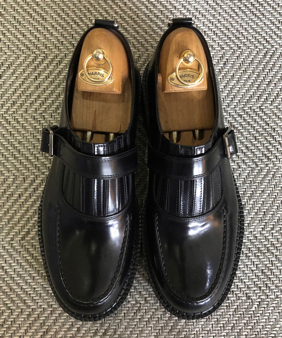 조앤슈(JOENSHOE) 와이어 버클 워커 블랙