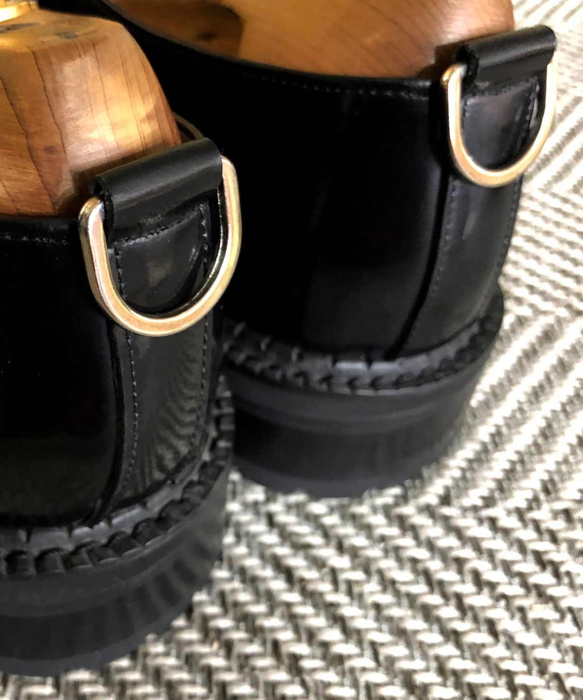 조앤슈(JOENSHOE) 와이어 버클 워커 블랙
